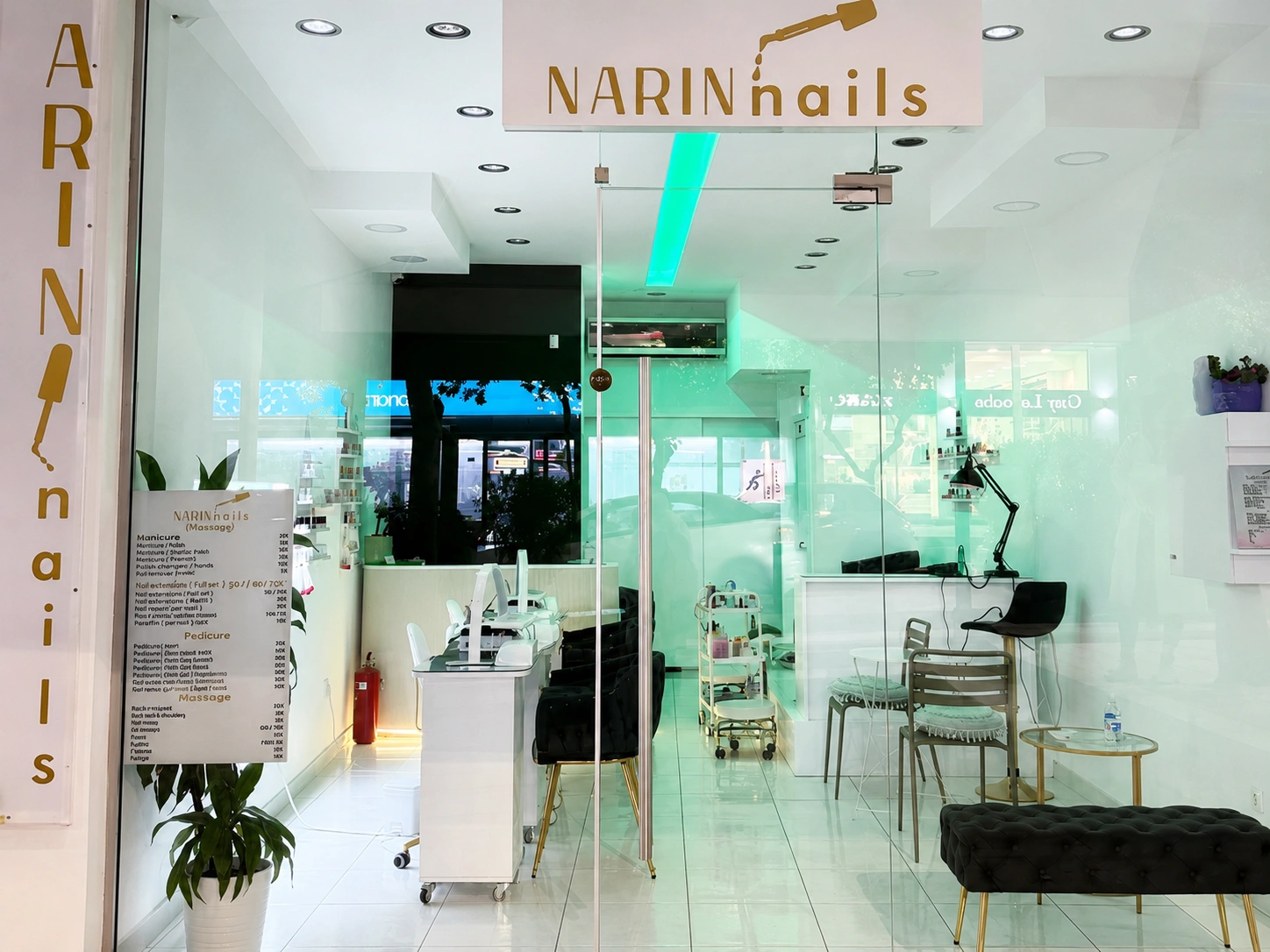 Είσοδος και εσωτερικός χώρος του Narin Nails
