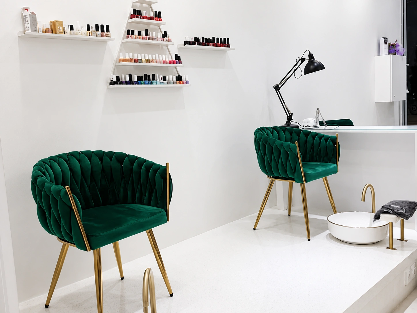 Καθίσματα και λεπτομέρειες του nail salon